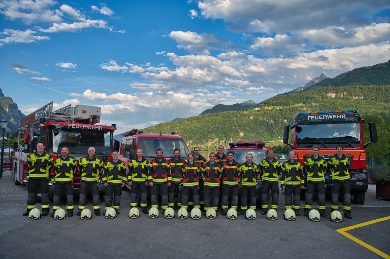 Das Kader der Feuerwehr Weesen mit den Fahrzeugen im Hafen von Weesen (Juni 2024)
